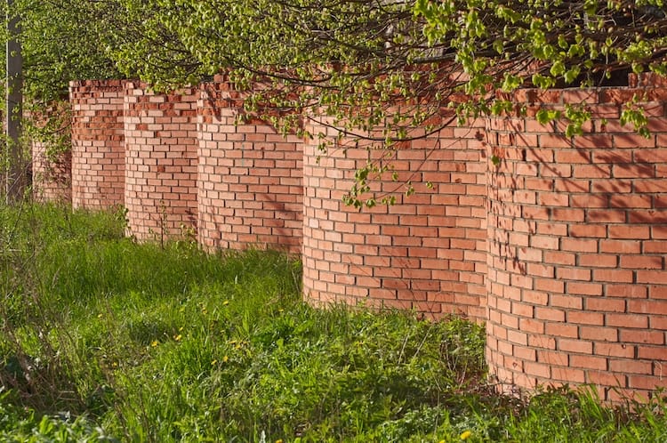 The wavy brick walls in england are doing something clever